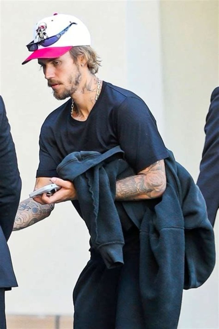 Beverly Hills, CA - Justin Bieber sags showing his underwear as he and his mother Pattie arrive for a Churchome church service at Saban Theatre in Beverly Hills. Pictured: Justin Bieber BACKGRID USA 30 NOVEMBER 2022 USA: +1 310 798 9111 / UK: +44 208 344 2007 / *UK Clients - Pictures Containing Children Please Pixelate Face Prior To Publication*