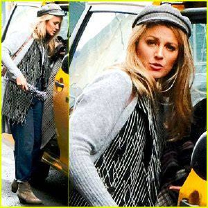 Blake Lively Hails a Cab With Her Daughters