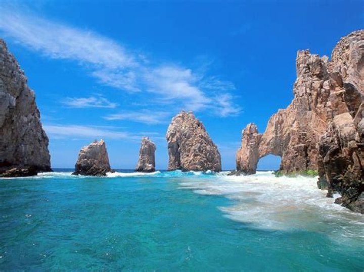 Cabo San Lucas, MEXICO - *EXCLUSIVE* - The mother-of-three showed off her rock hard body in a tiny white bikini while strolling along the sand with hubby Mark Consuelos. Pictured: Kelly Ripa BACKGRID USA 27 JANUARY 2019 BYLINE MUST READ: HEM / BACKGRID USA: +1 310 798 9111 / UK: +44 208 344 2007 / *UK Clients - Pictures Containing Children Please Pixelate Face Prior To Publication*