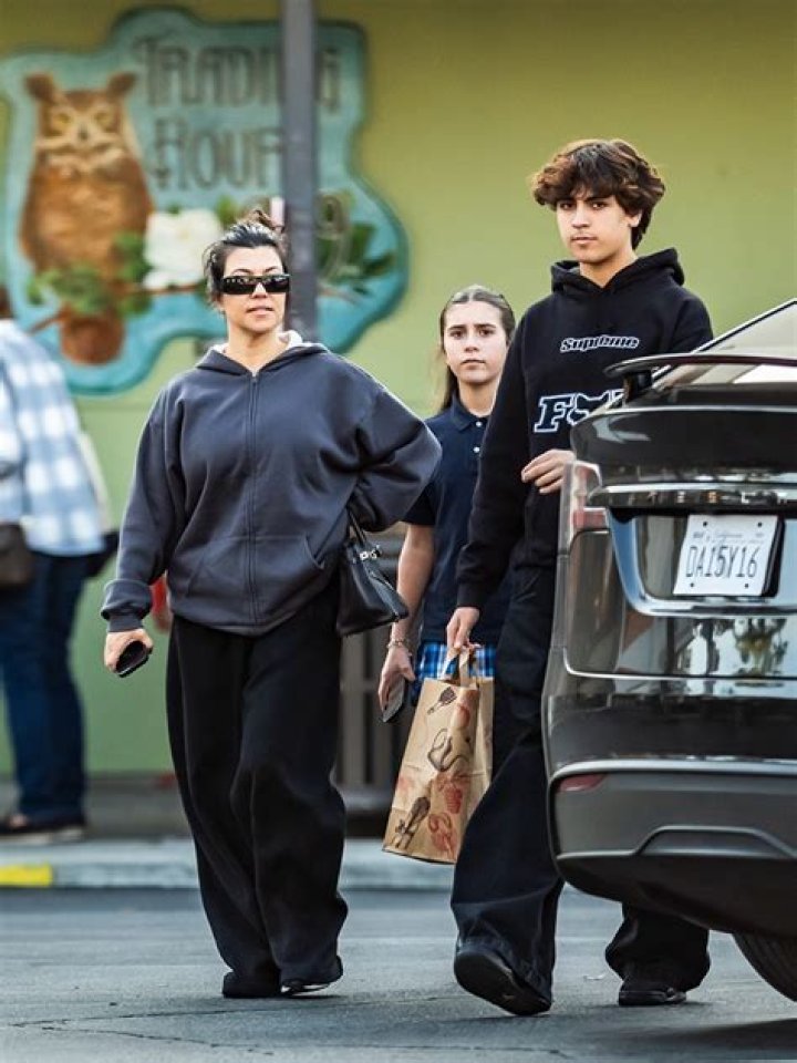 Calabasas, CA - *EXCLUSIVE* - Miley Cyrus was seen picking up supplies from CVS Pharmacy in Calabasas wearing no bra, and exposing her mid-riff while loading groceries with her man, Cody Simpson, and her new mullet hair-do.Pictured: Mmiley Cyrus, Cody SimpsonBACKGRID USA 12 JUNE 2020 BYLINE MUST READ: IXOLA / BACKGRIDUSA: +1 310 798 9111 / : +44 208 344 2007 / *UK Clients - Pictures Containing ChildrenPlease Pixelate Face Prior To Publication*