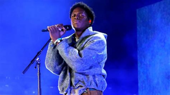 Daniel Caesar performing