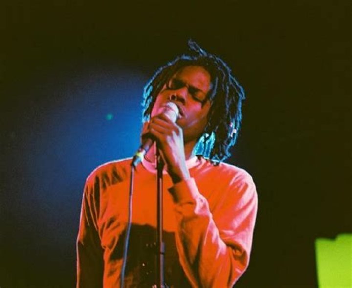 Daniel Caesar posing