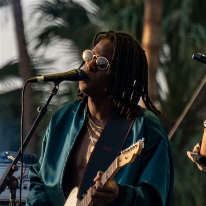 Daniel Caesar stands at an event