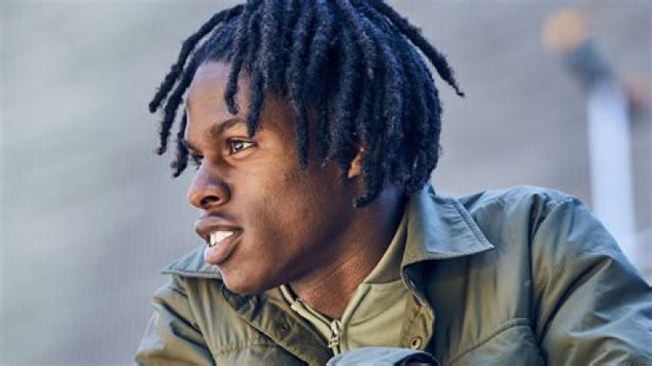 Daniel Caesar takes a photo with someone
