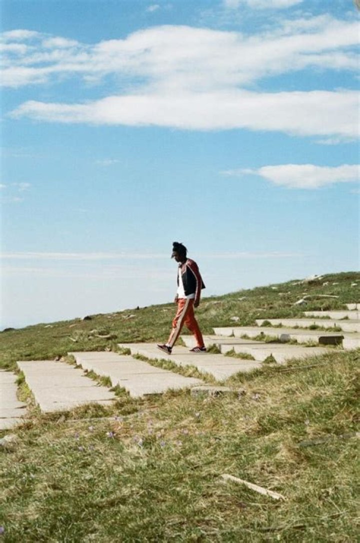 Daniel Caesar walking