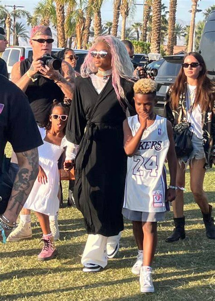 Indio, CA - *EXCLUSIVE* - * Kendall Jenner watches Daniel Ceaser's performance with Kylie Jenner at the Coachella Valley Music and Arts Festival in Indio. Pictured: Kendall Jenner BACKGRID USA 15 APRIL 2022 USA: +1 310 798 9111 / UK: +44 208 344 2007 / *UK Clients - Pictures Containing Children Please Pixelate Face Prior To Publication*