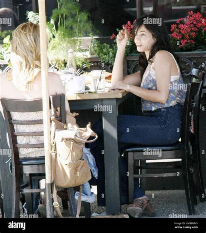 Jenna Dewan at a cafe