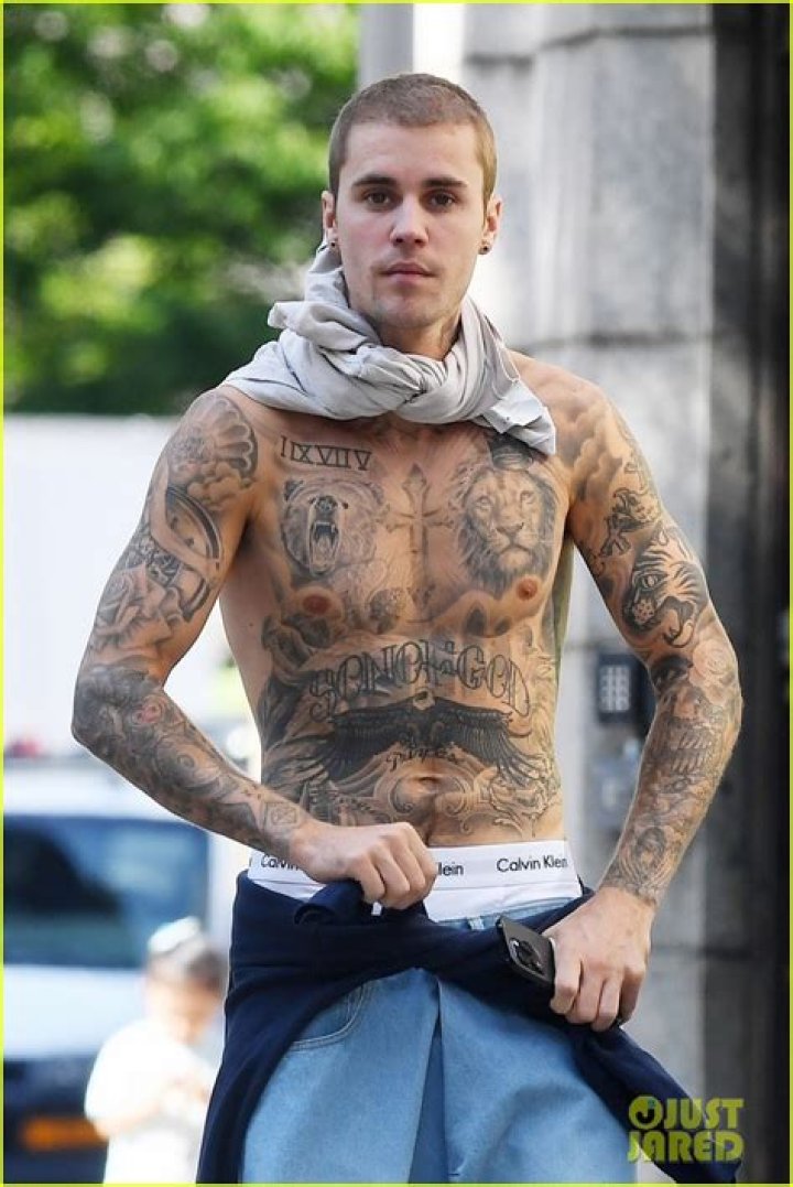 Justin Bieber Shirtless Bar