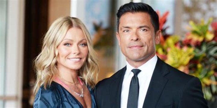 Kelly Ripa goes for a dip in the ocean in a bikini, Miami. Pictured: Kelly Ripa Ref: SPL98444 050509 Picture by: SDFL / Splash News Splash News and Pictures Los Angeles:310-821-2666 New York:212-619-2666 London:870-934-2666 