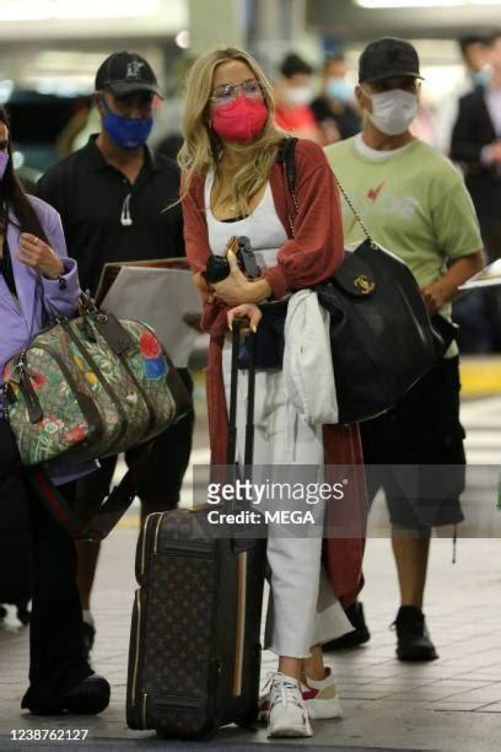 Miami, FL - Kate Hudson arrives at her Sunday yoga event at Nikki Beach in Miami and the event sees a large crowd of yoga goers ready to exercise! Kate strolls into the event in a bright and bold pink workout set paired with white Balenciaga slides and a grey sweater top. Pictured: Kate Hudson BACKGRID USA 27 FEBRUARY 2022 USA: +1 310 798 9111 / UK: +44 208 344 2007 / *UK Clients - Pictures Containing Children Please Pixelate Face Prior To Publication*