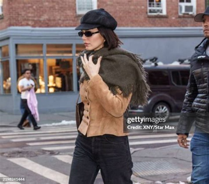 New York, NY - Kendall Jenner and Devin Booker show some PDA as they watch as Casper Ruud of Norway vs Carlos Alcaraz of Spain play in the men's final match at the US Open Tennis Championships. Pictured: Kendall Jenner, Devin Booker BACKGRID USA 11 SEPTEMBER 2022 USA: +1 310 798 9111 / UK: +44 208 344 2007 / *UK Clients - Pictures Containing Children Please Pixelate Face Prior To Publication*