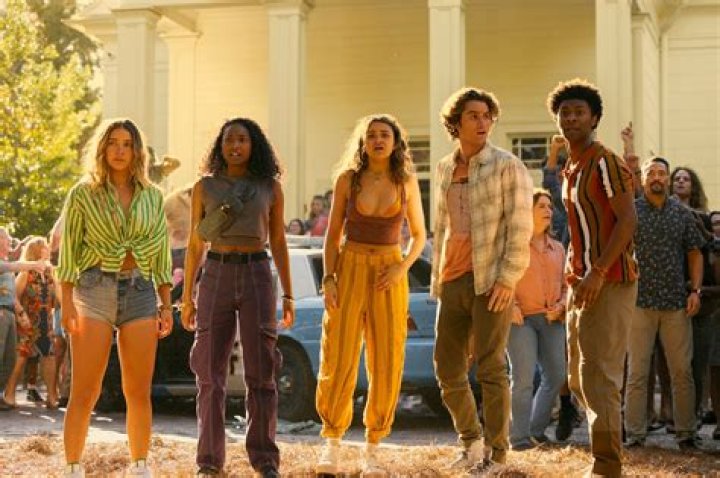 OUTER BANKS (L to R) CHASE STOKES as JOHN B and MADELYN CLINE as SARAH CAMERON in episode 204 of OUTER BANKS Cr. JACKSON LEE DAVIS/NETFLIX &copy; 2021