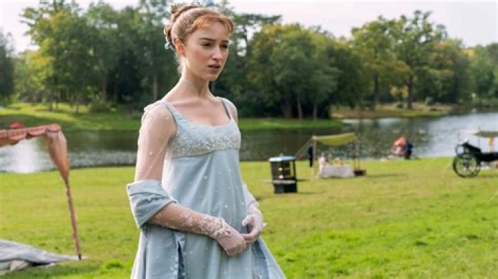 Phoebe Dynevor As Daphne