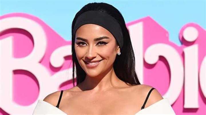 Try Shay Mitchell’s Favorite Ice Roller for Depuffing & Snatching Your Face