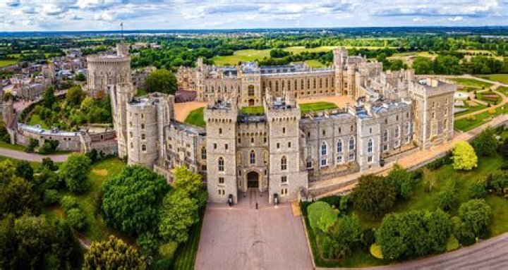 Windsor, UNITED KINGDOM - The final resting place of Queen Elizabeth II is shown at the King George VI Memorial Chapel at Windsor Castle. Buckingham Palace has released a photograph of Queen Elizabeth II's final resting place within St. George's Chapel following her interment in Windsor on Monday. An engraved ledger stone featuring the name of the late monarch was installed in the King George VI Memorial Chapel, an annex to the main chapel, on Monday evening after a private service attended by her family. The slab is hand-carved from Belgian black marble and features brass letter inlays reading the names of her parents. Pictured: Queen Elizabeth II Ledger Stone In Windsor Castle BACKGRID USA 24 SEPTEMBER 2022 USA: +1 310 798 9111 / UK: +44 208 344 2007 / *UK Clients - Pictures Containing Children Please Pixelate Face Prior To Publication*
